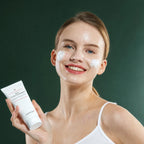 Medicube Nettoyant Moussant Red – utilisation sur le visage sur fond vert premium