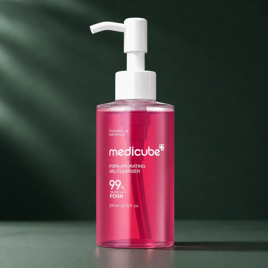 Flacon pompe Medicube PDRN Gel-to-Foam sur fond vert profond