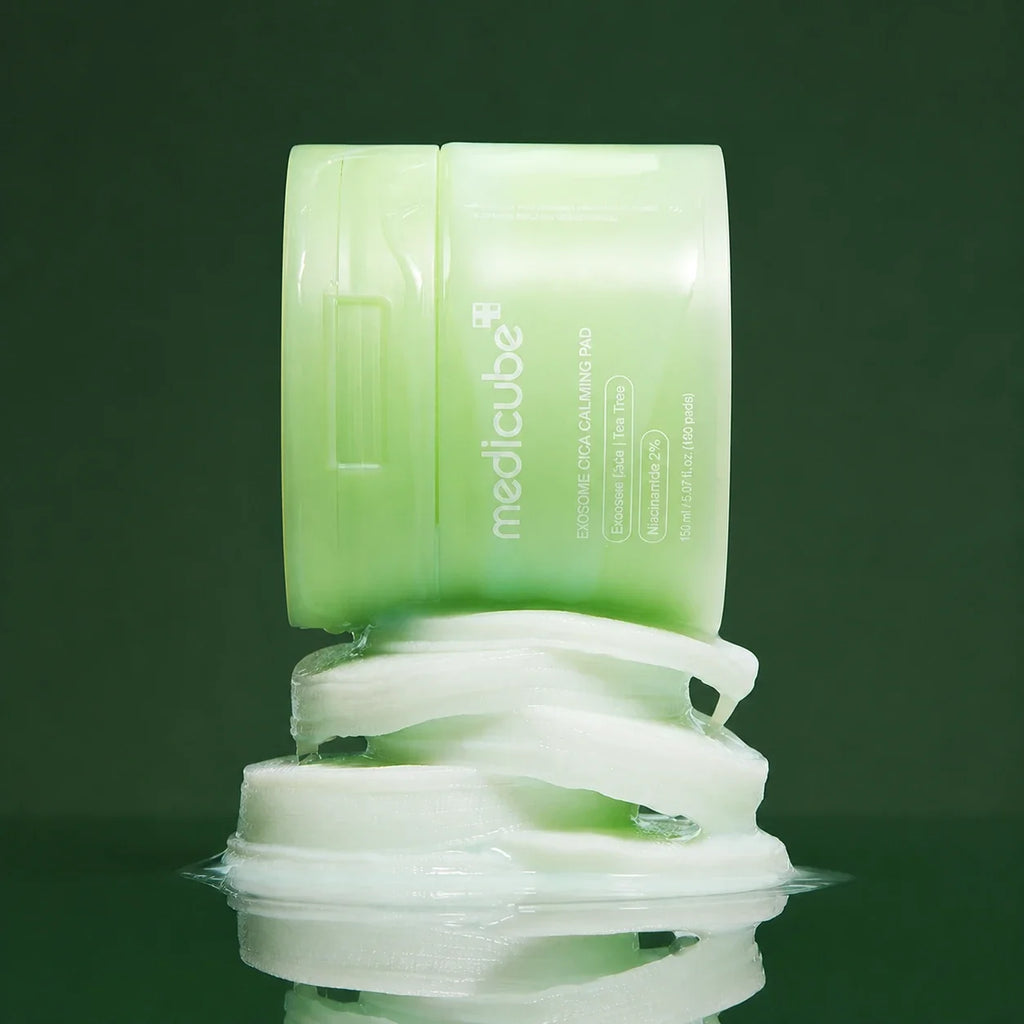 Medicube Pads Apaisants Exosome Cica avec disques imbibés sur fond vert profond