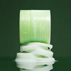 Medicube Pads Apaisants Exosome Cica avec disques imbibés sur fond vert profond