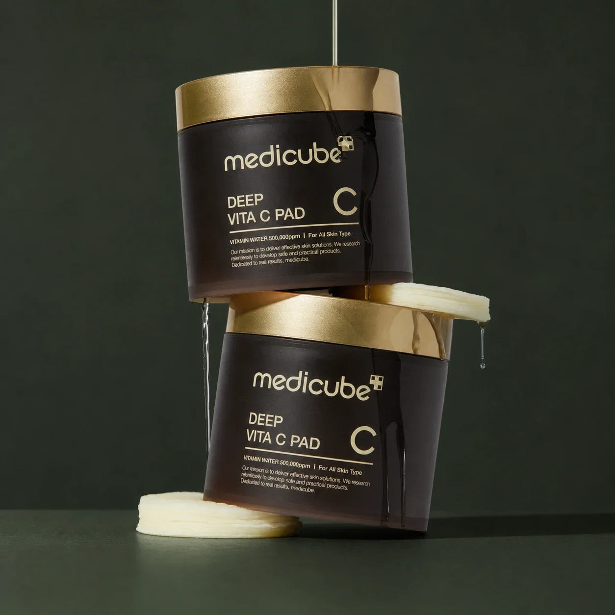 Medicube Pads Éclat Deep Vita C – pots et pads sur fond vert premium