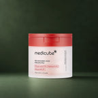 Pads Exfoliants Red Acide Succinique Medicube sur fond vert profond