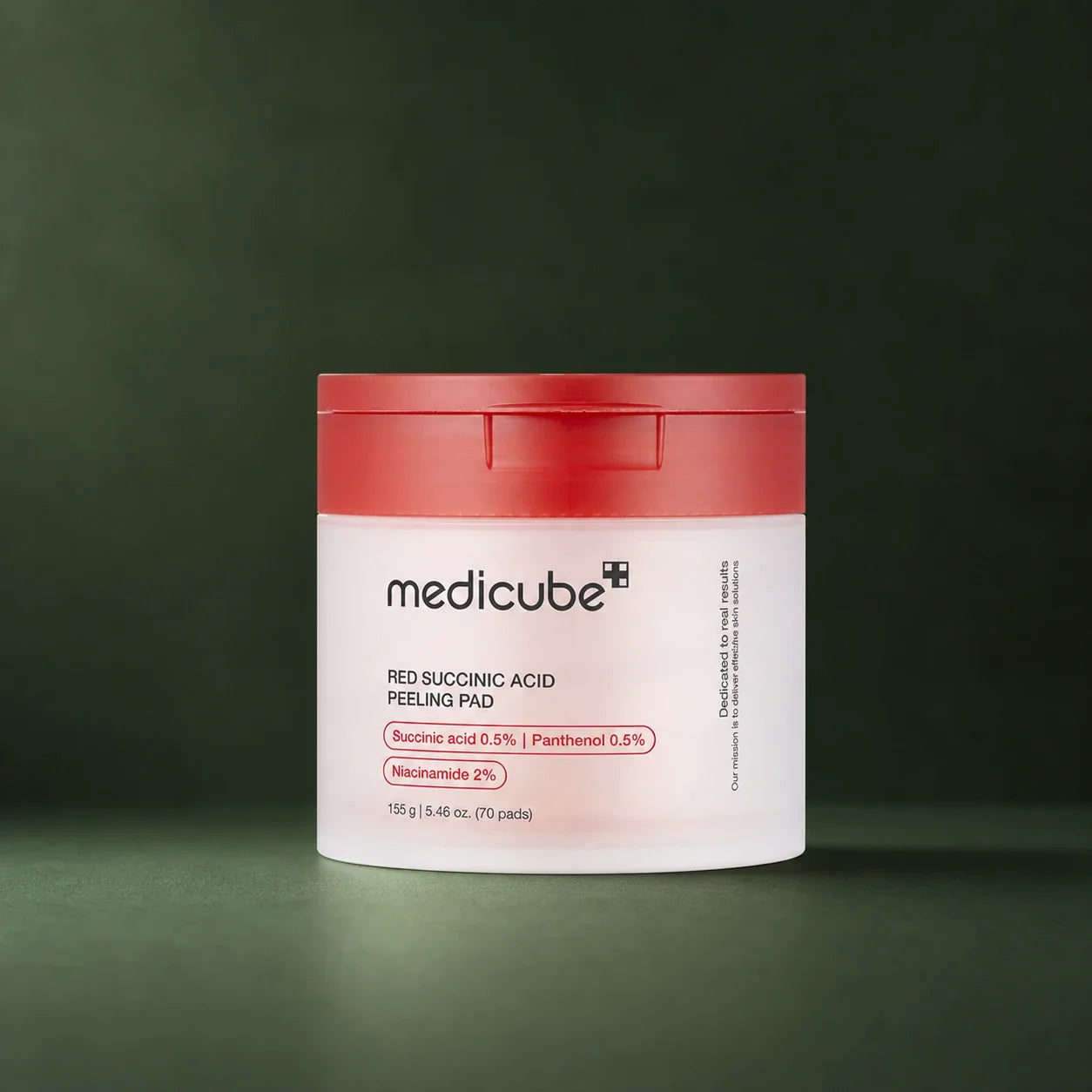 Pads Exfoliants Red Acide Succinique Medicube sur fond vert profond