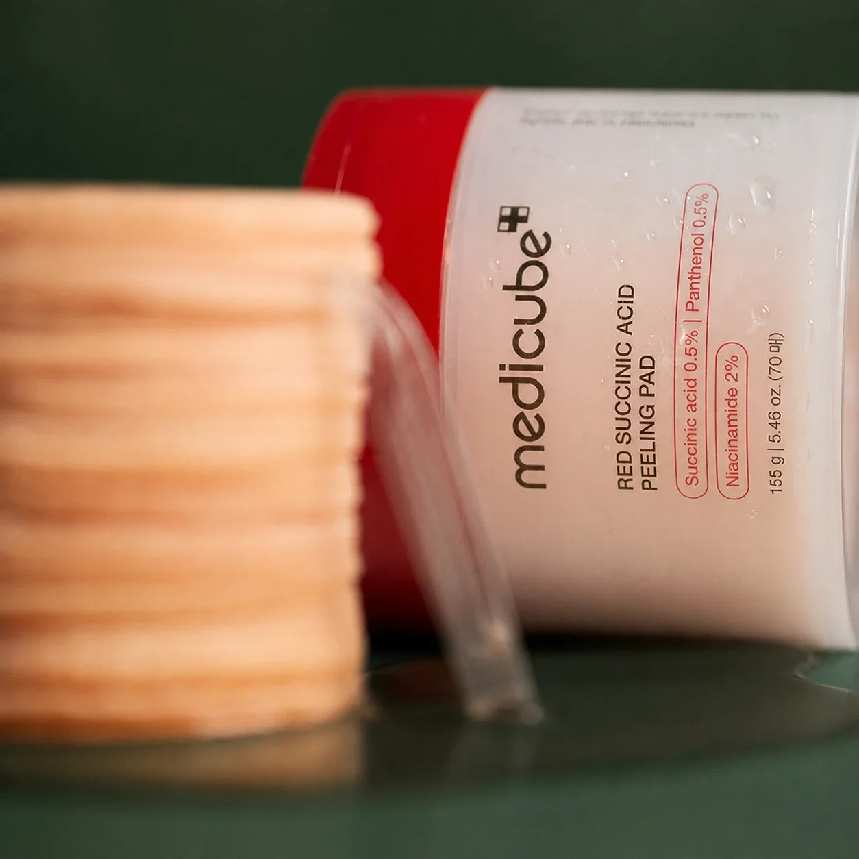 Pads Exfoliants Red Acide Succinique Medicube avec texture et sérum