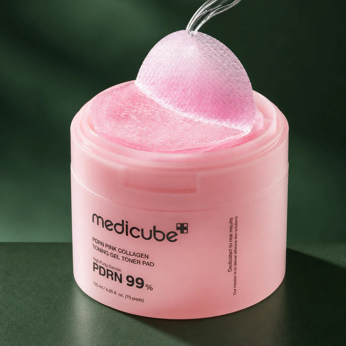 Texture des pads Medicube PDRN Pink Collagen sur fond vert profond