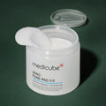 Medicube Pads Zero Pore 2.0 – pot ouvert et pads sur fond vert premium