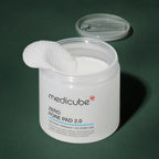 Medicube Pads Zero Pore 2.0 – pot ouvert et pads sur fond vert premium