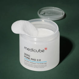 Medicube Pads Zero Pore 2.0 – pot ouvert et pads sur fond vert premium