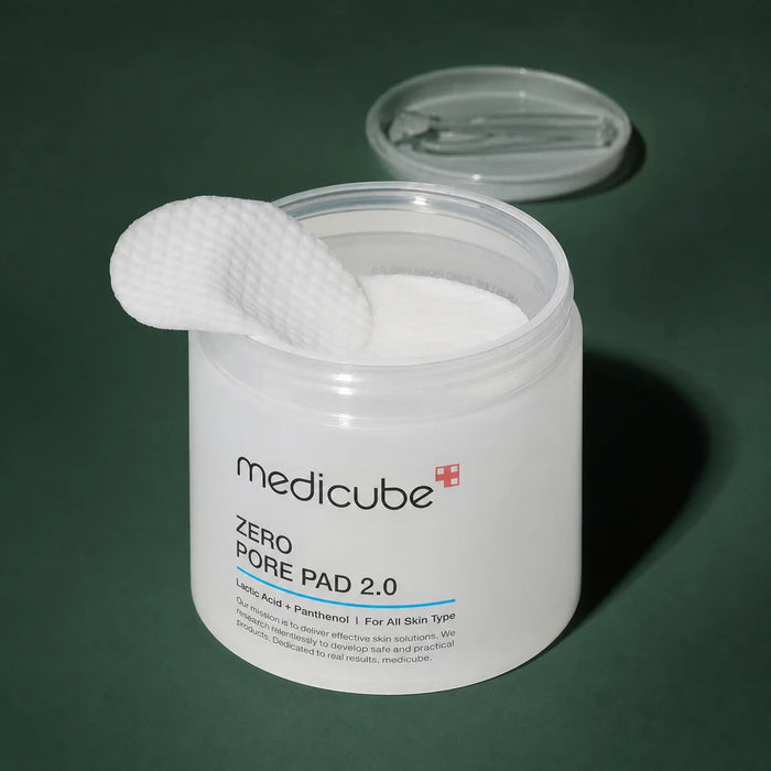 Medicube Pads Zero Pore 2.0 – pot ouvert et pads sur fond vert premium