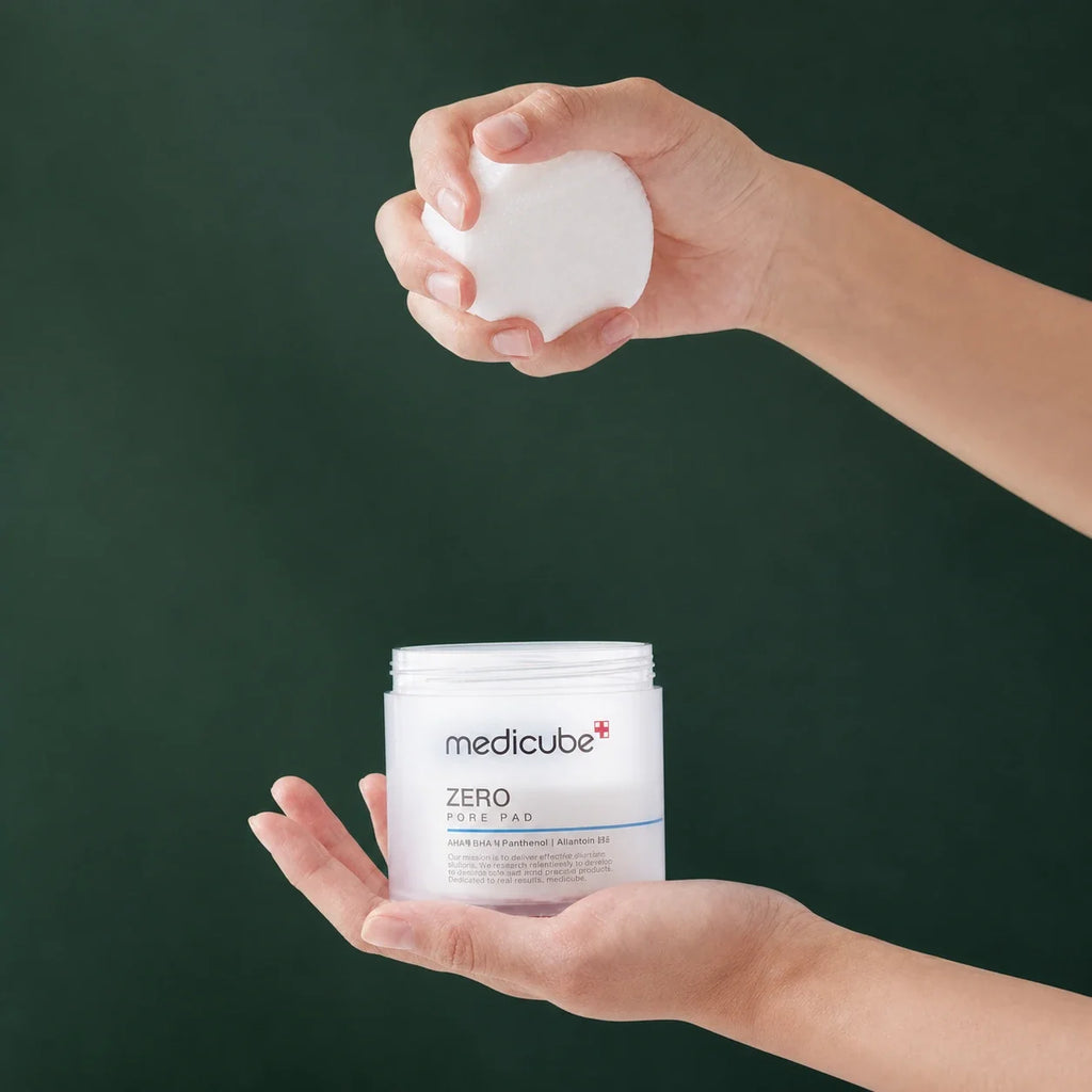 Medicube Pads Zero Pore 2.0 – utilisation des pads sur fond vert premium