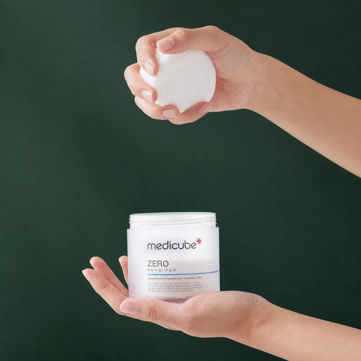 Medicube Pads Zero Pore 2.0 – utilisation des pads sur fond vert premium