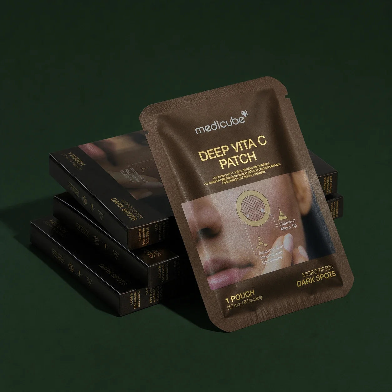 Medicube Patchs Ciblés Deep Vita C, sachet et boîtes sur fond vert profond