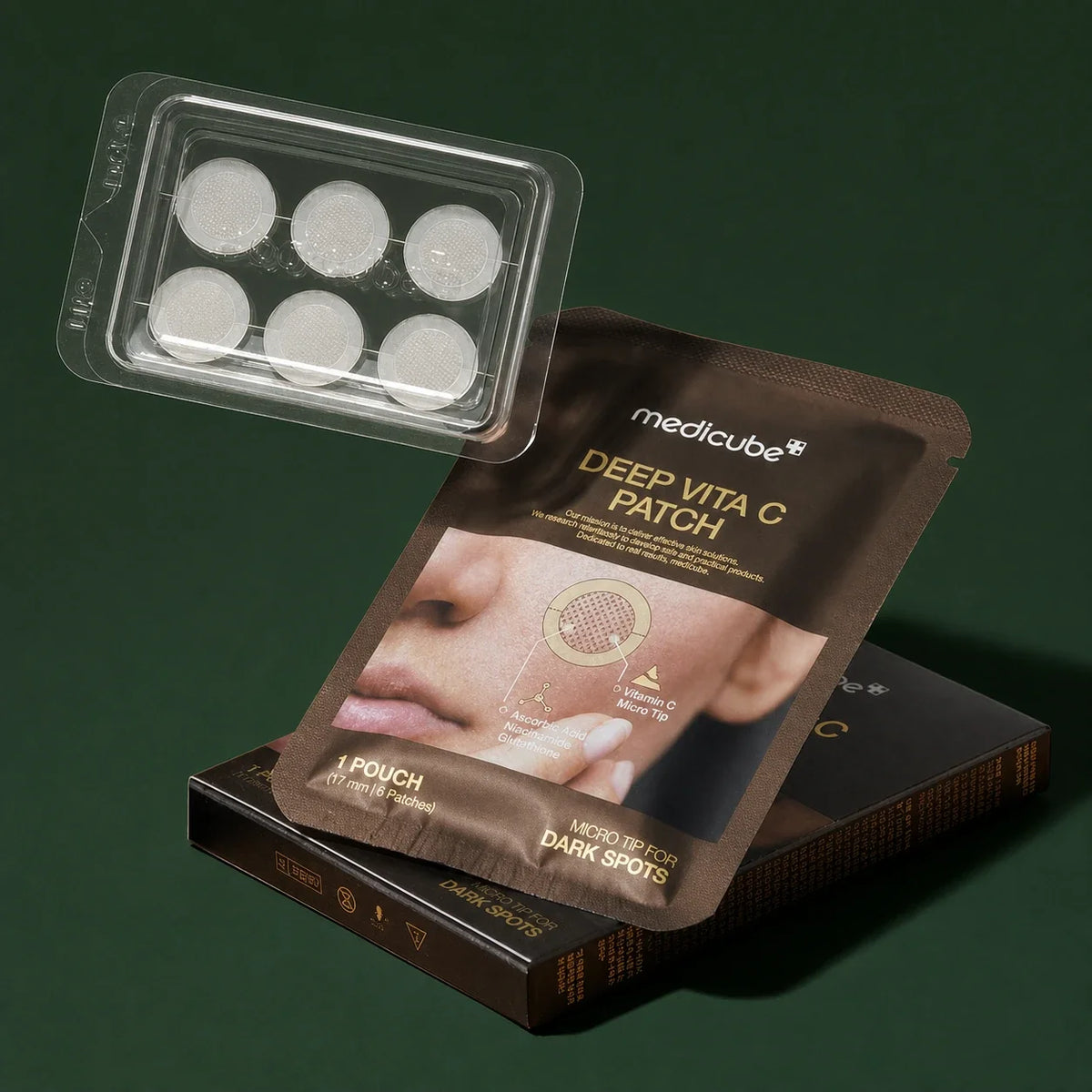 Medicube Patchs Ciblés Deep Vita C, sachet et six patchs sur fond vert profond