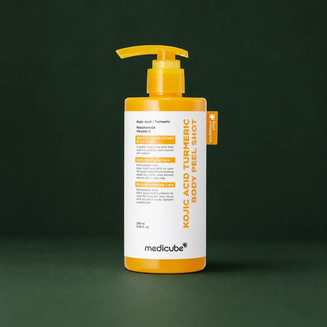 Peeling corps Medicube à l’acide kojique et au curcuma sur fond vert profond