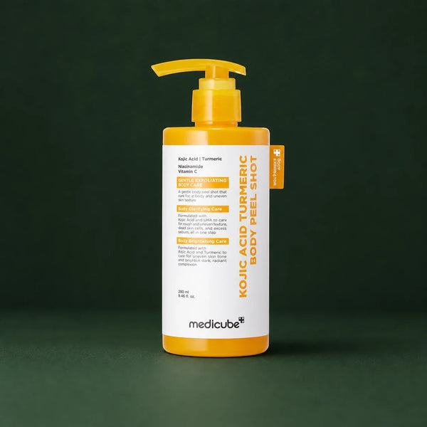 Peeling corps Medicube à l’acide kojique et au curcuma sur fond vert profond