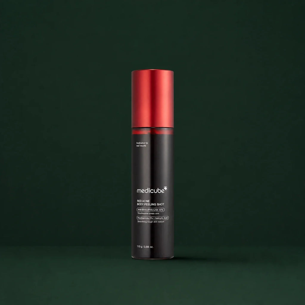Medicube Peeling Corps Red Acne AHA BHA LHA, flacon fermé sur fond vert profond