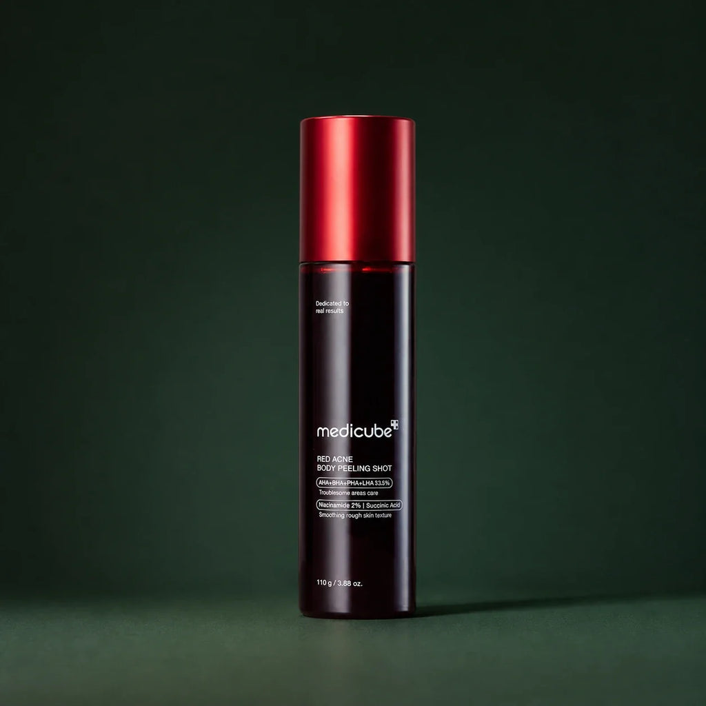 Medicube Peeling Corps Red Acne, flacon fermé sur fond vert profond