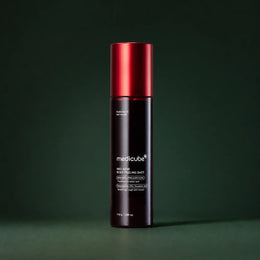 Medicube Peeling Corps Red Acne, flacon fermé sur fond vert profond