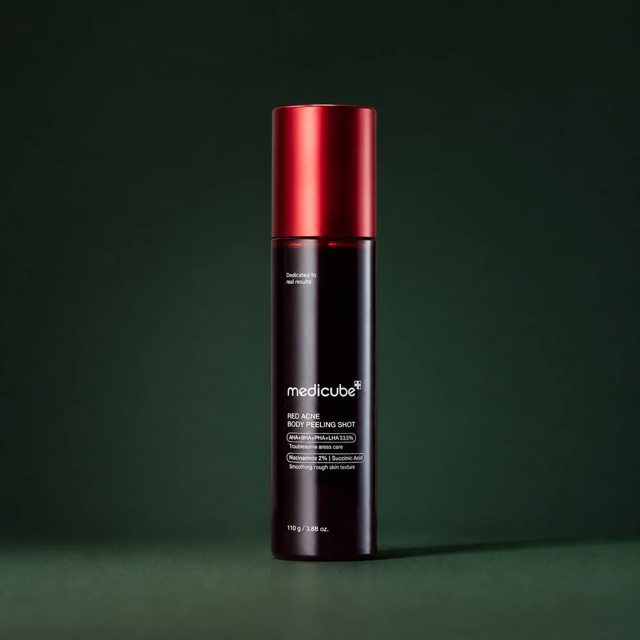 Medicube Peeling Corps Red Acne, flacon fermé sur fond vert profond