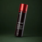 Medicube Peeling Corps Red Acne, flacon incliné sur fond vert profond