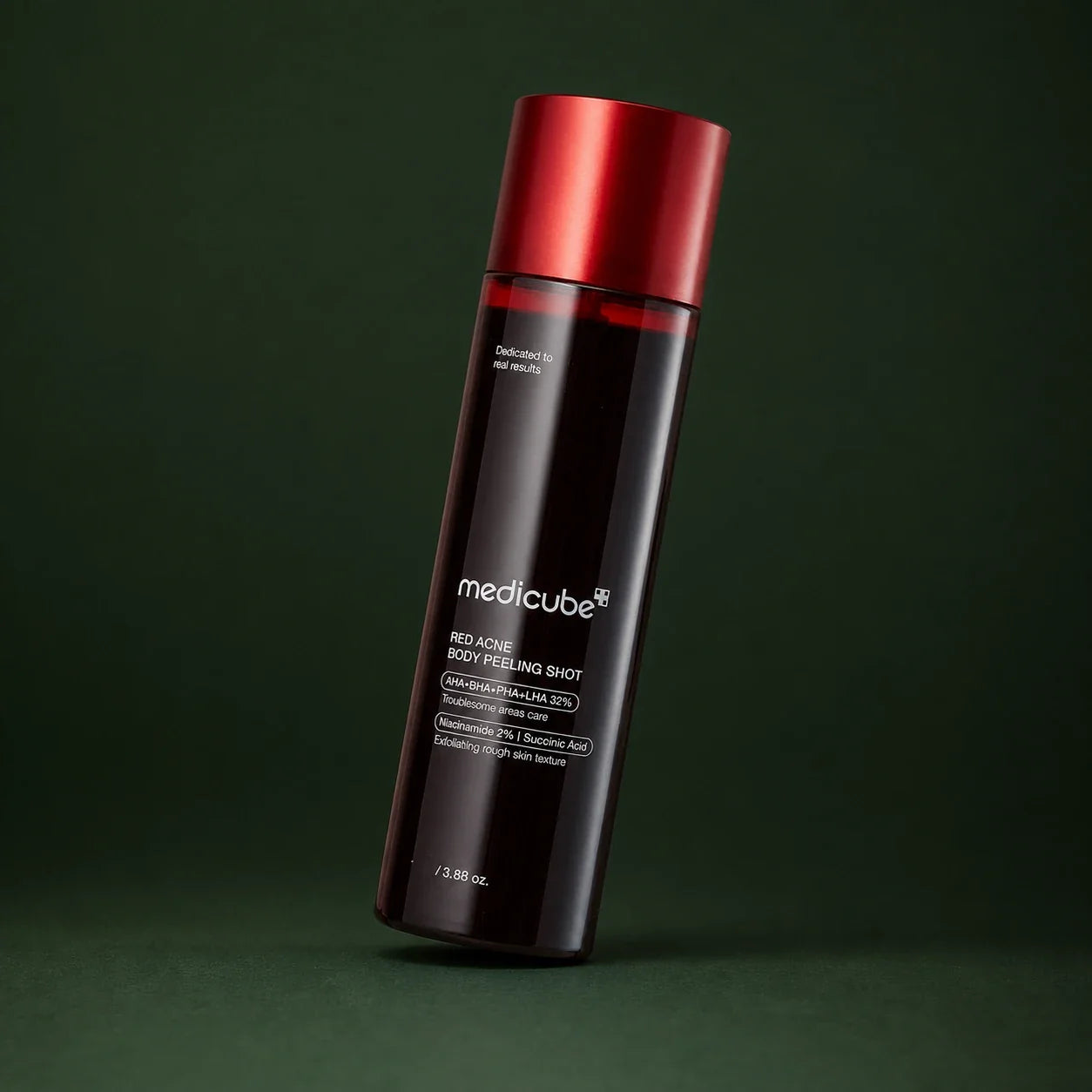 Medicube Peeling Corps Red Acne, flacon incliné sur fond vert profond