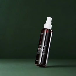Medicube Peeling Corps Red Acne, flacon-pompe ouvert sur fond vert profond
