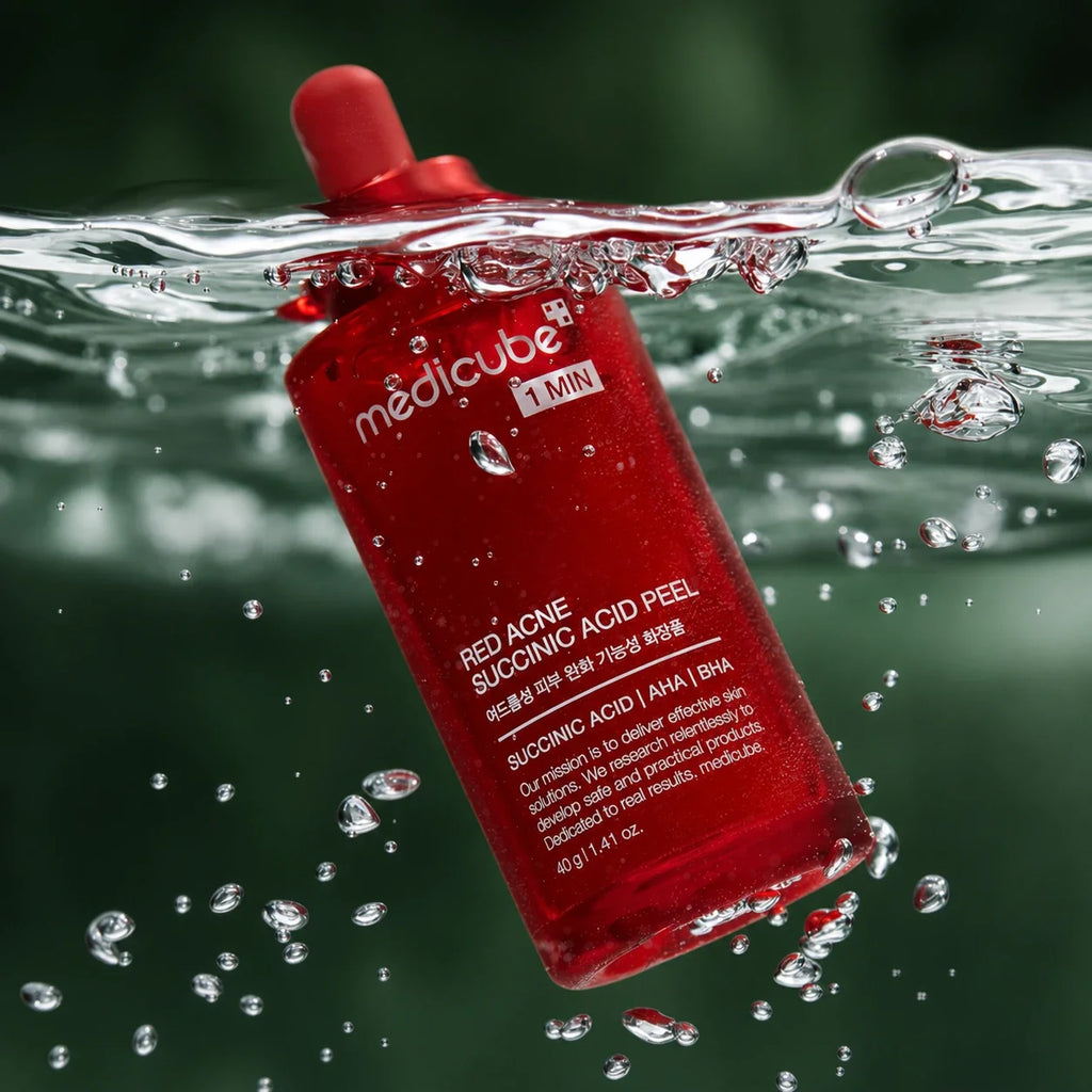 Peeling Visage Red Acne Acide Succinique Medicube dans l’eau sur fond vert profond