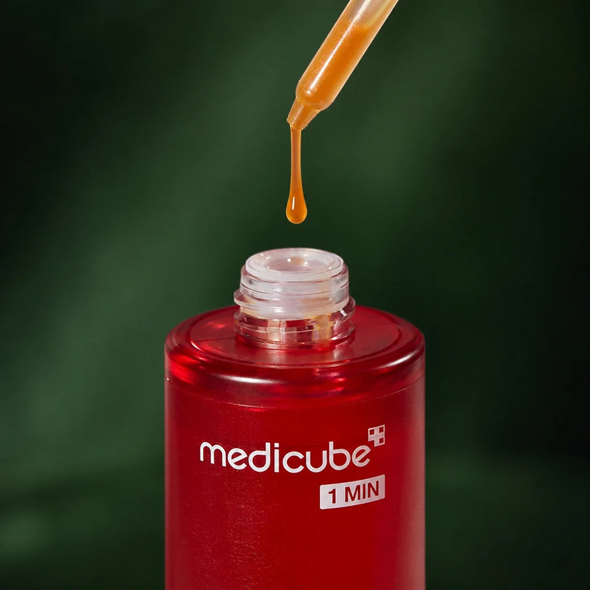 Peeling Visage Red Acne Medicube avec pipette et goutte sur fond vert profond