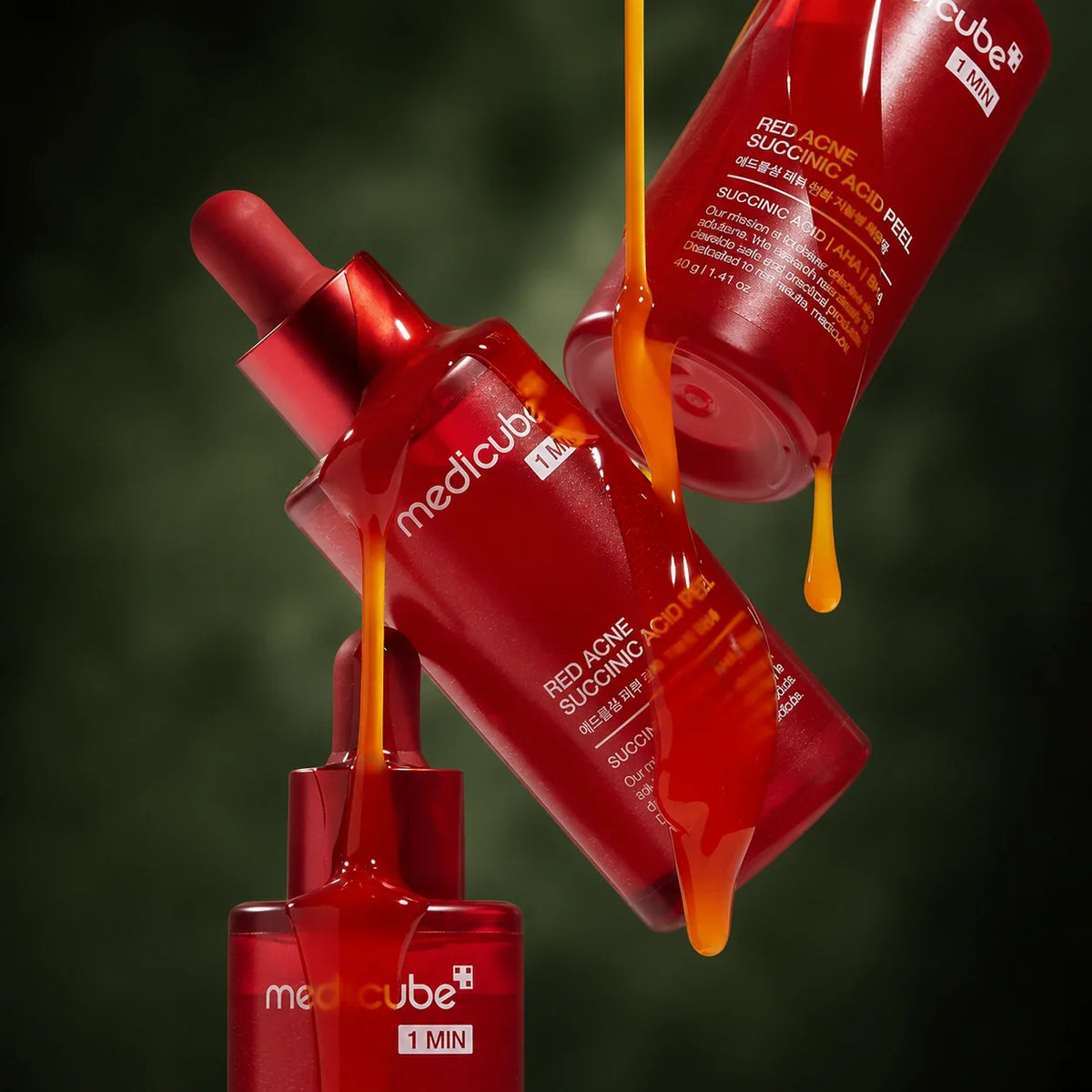 Trois flacons de Peeling Visage Red Acne Medicube avec sérum sur fond vert profond