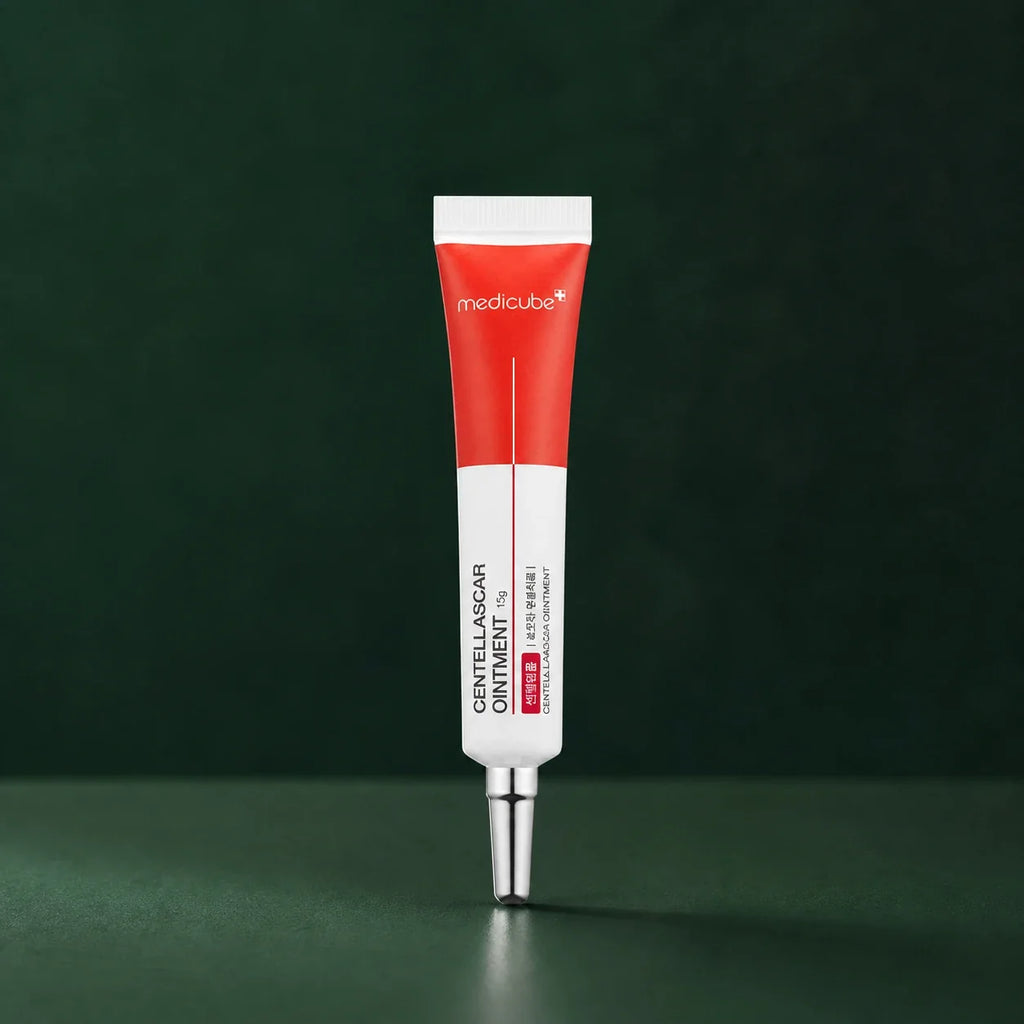Pommade Medicube Centellascar en tube sur fond vert profond