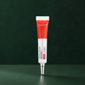 Pommade Medicube Centellascar en tube sur fond vert profond