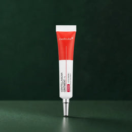 Pommade Medicube Centellascar en tube sur fond vert profond