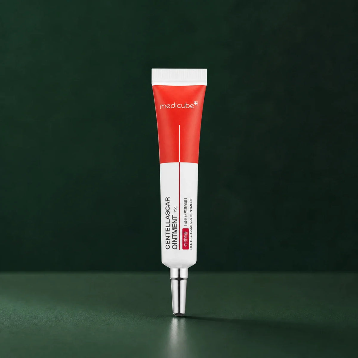 Pommade Medicube Centellascar en tube sur fond vert profond