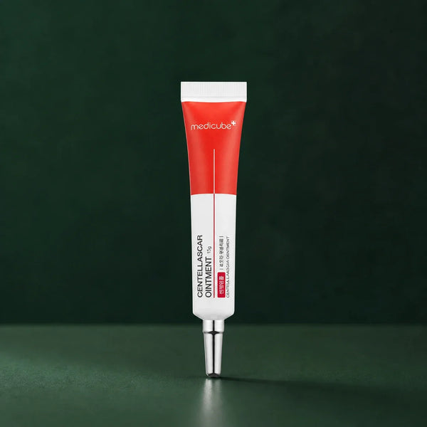 Pommade Medicube Centellascar en tube sur fond vert profond
