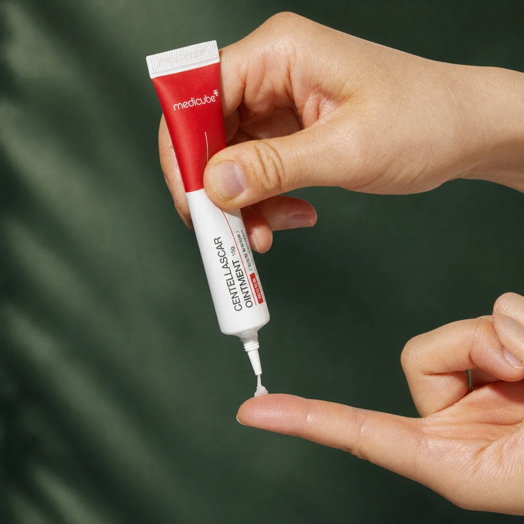 Application de la pommade Medicube Centellascar sur le doigt