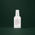 Medicube Sérum Apaisant Red 2.0 Plus, flacon-pompe sur fond vert profond