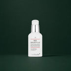 Medicube Sérum Apaisant Red 2.0 Plus, flacon-pompe sur fond vert profond