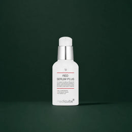 Medicube Sérum Apaisant Red 2.0 Plus, flacon-pompe sur fond vert profond