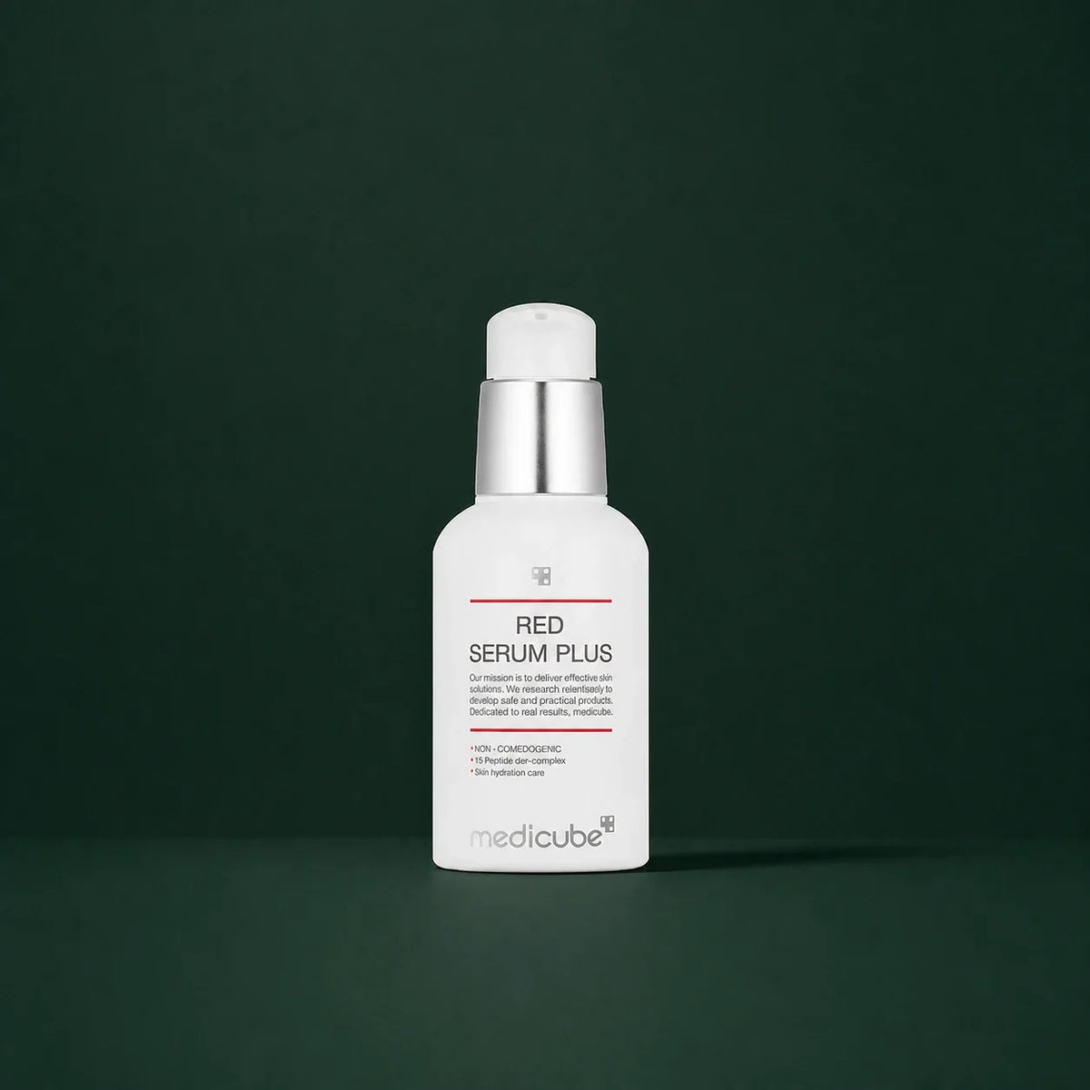 Medicube Sérum Apaisant Red 2.0 Plus, flacon-pompe sur fond vert profond