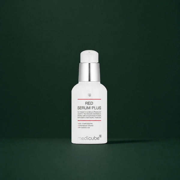 Medicube Sérum Apaisant Red 2.0 Plus, flacon-pompe sur fond vert profond