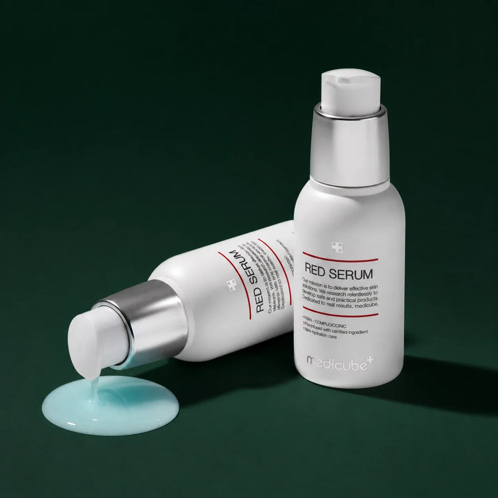 Medicube Sérum Apaisant Red, deux flacons et texture bleue sur fond vert profond