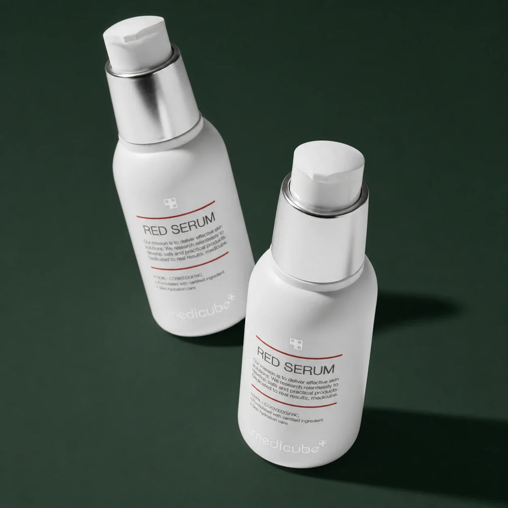 Medicube Sérum Apaisant Red, deux flacons-pompes sur fond vert profond