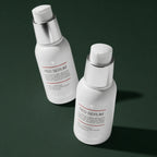 Medicube Sérum Apaisant Red, deux flacons-pompes sur fond vert profond