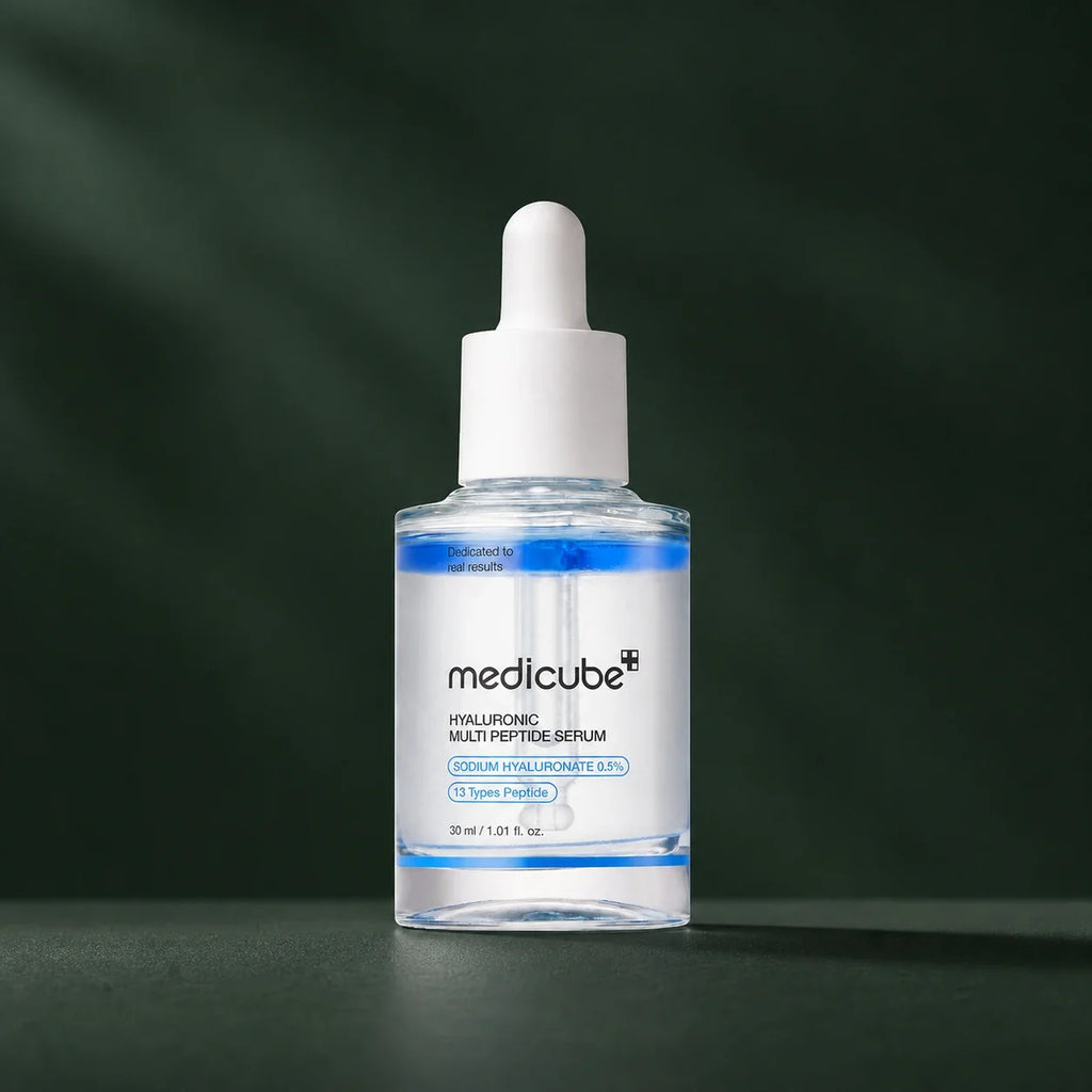Sérum Medicube hyaluronique multi-peptides sur fond vert profond