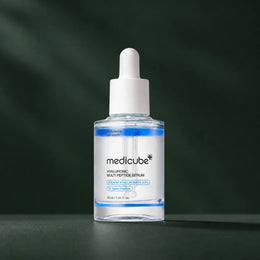 Sérum Medicube hyaluronique multi-peptides sur fond vert profond