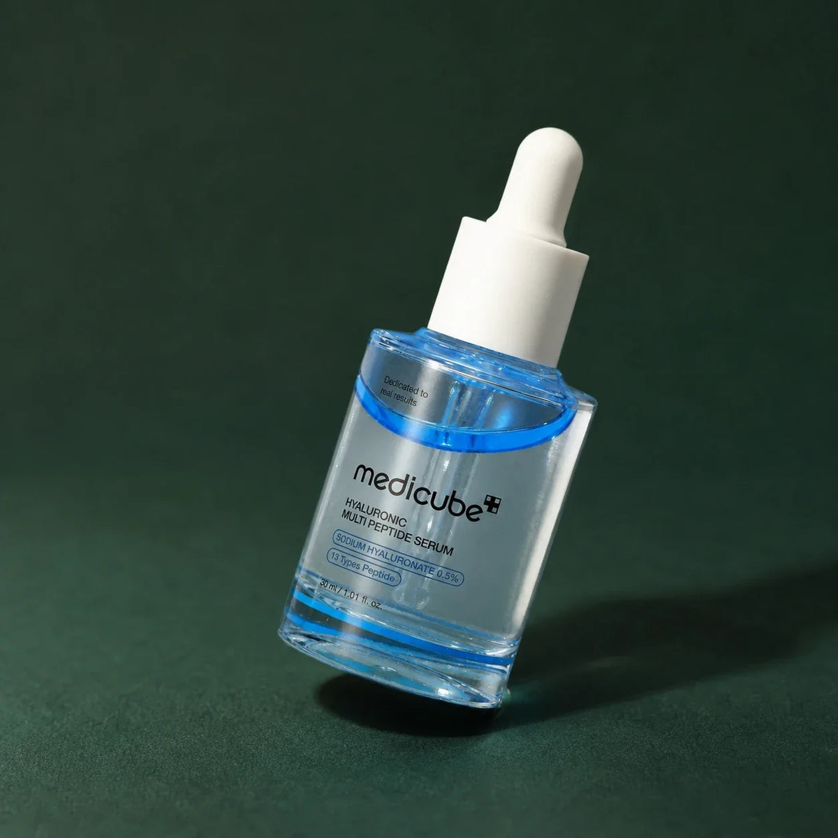 Flacon incliné du sérum Medicube hyaluronique multi-peptides