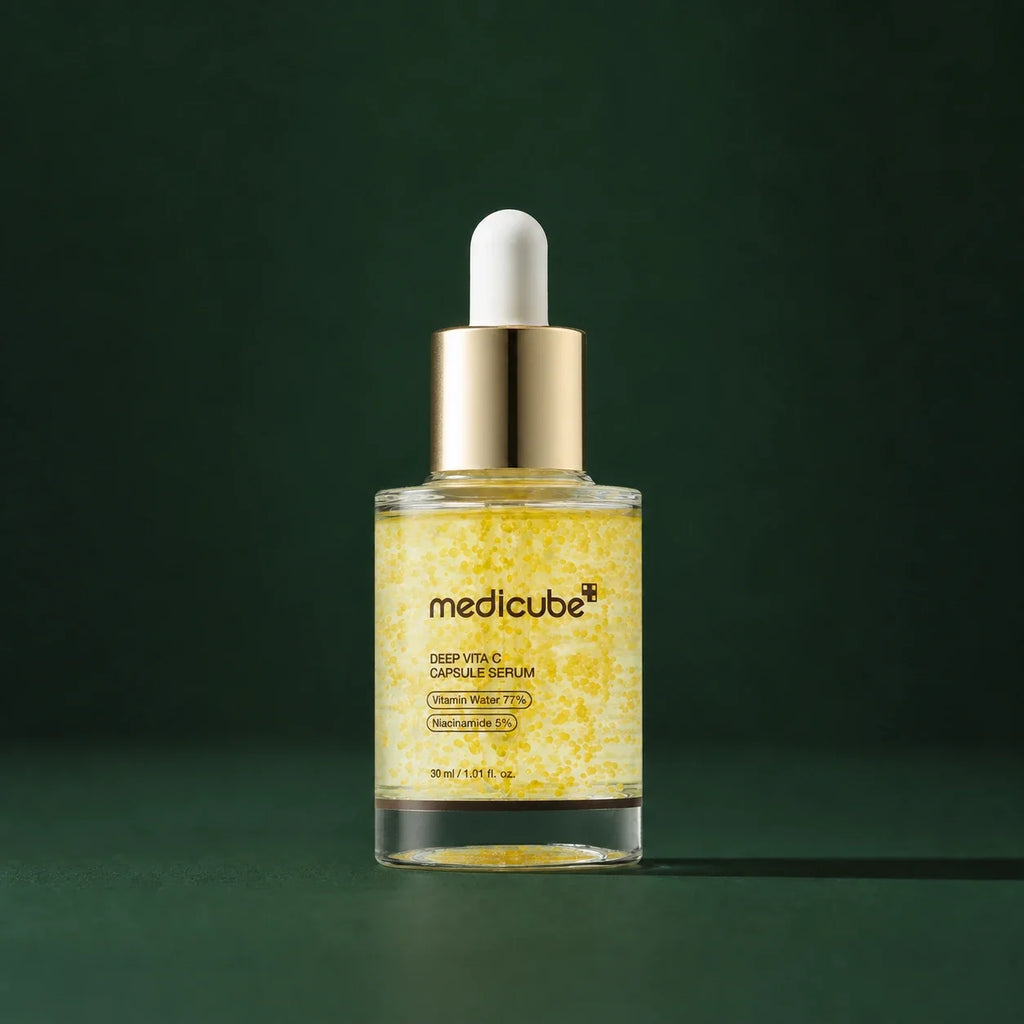 Sérum Medicube Deep Vita C Capsule sur fond vert profond