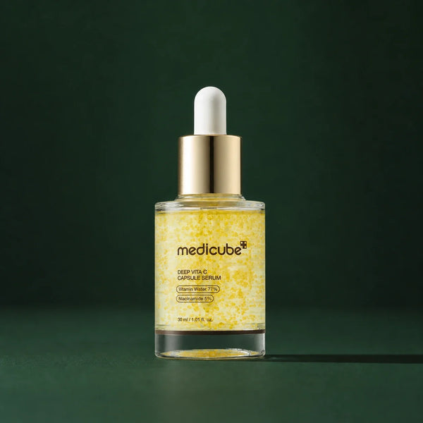 Sérum Medicube Deep Vita C Capsule sur fond vert profond