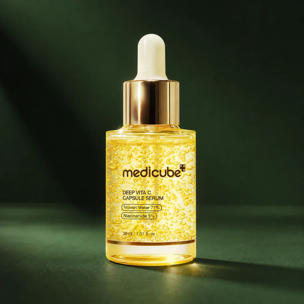 Flacon du sérum Medicube aux capsules de vitamine C en studio vert