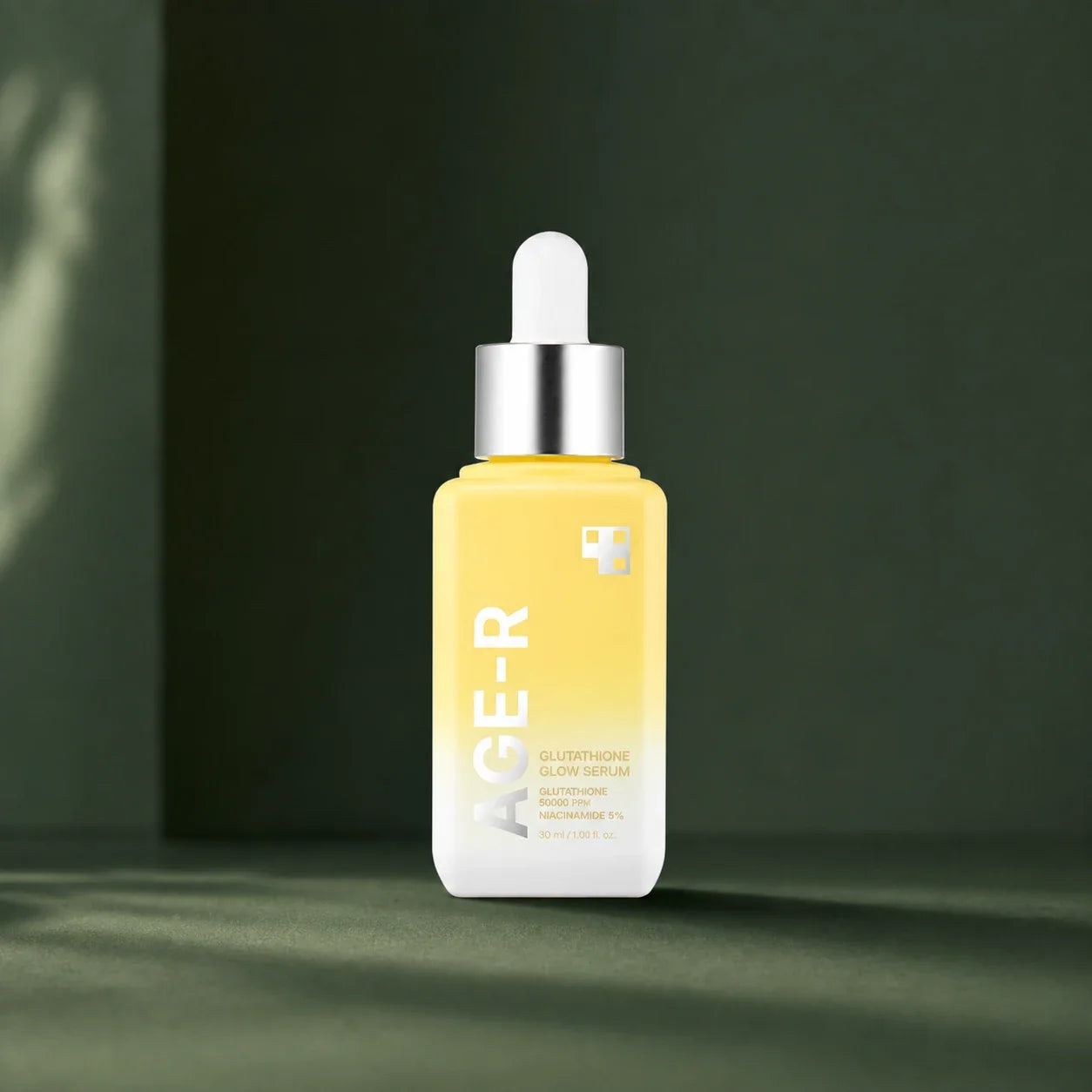 Sérum Medicube AGE-R Glutathione Glow sur fond vert profond
